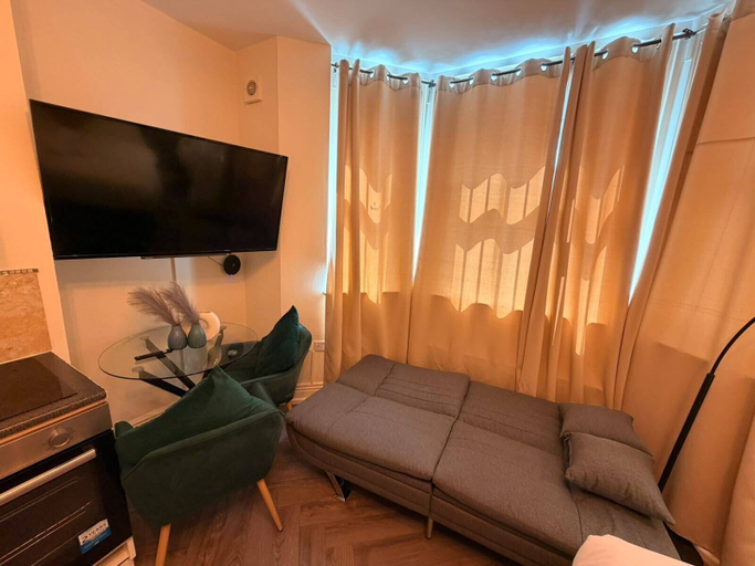 Room 5, Cozy Flats Near Olympia and Westfield, London