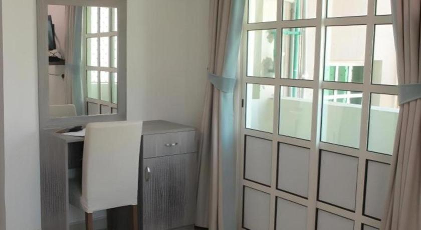 Bathroom 5, Sovereign Hotel, Doha