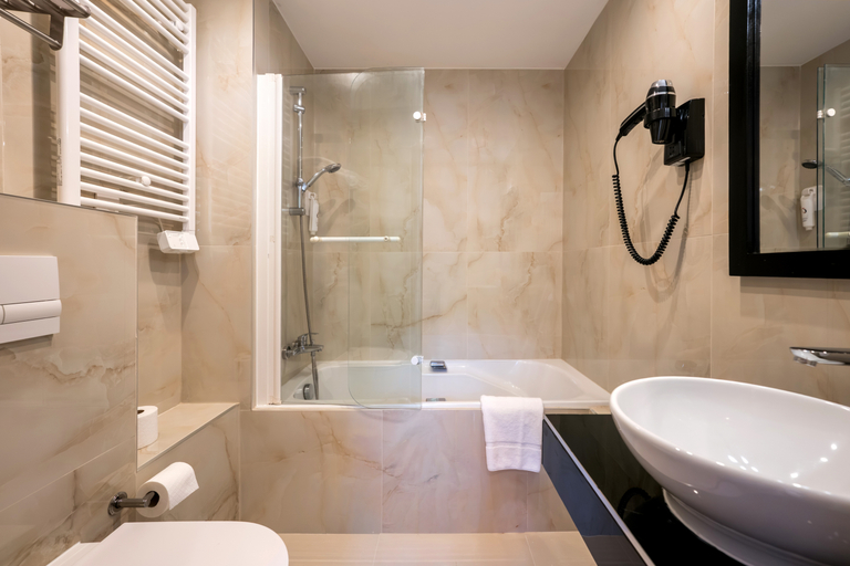 Bathroom 4, The Originals City, Hôtel de l'Ange, Guebwiller, Haut-Rhin