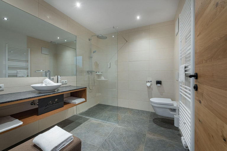 Bathroom 5, Carpe Solem Mariapfarr By Alps Resorts, Tamsweg