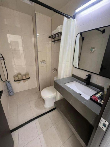 Bathroom 3, Super 8 Hotel Qingdao Golden Beach Changjiang Road, Qingdao