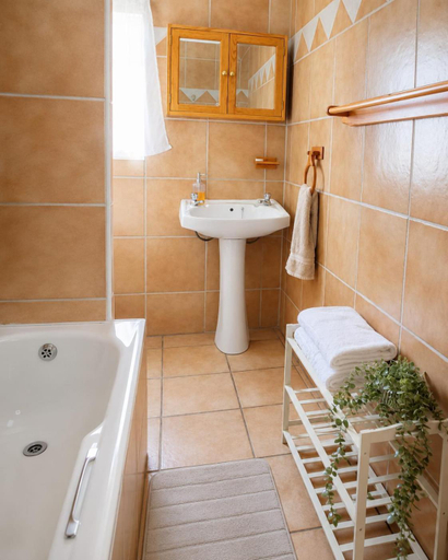 Bathroom 4, Anna Boeremeisie Guesthouse, Ekurhuleni