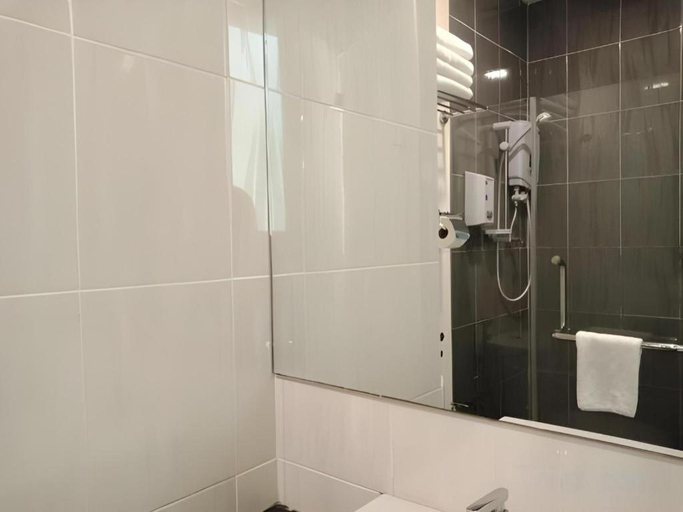 Bathroom 5, The Explorer, Malacca City