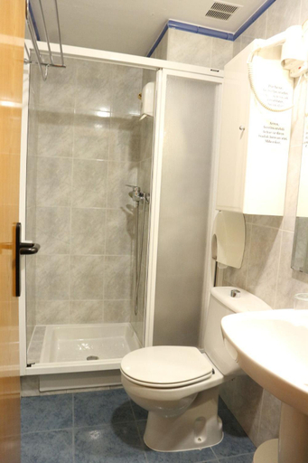 Bathroom 3, Hostal Musunzar, Navarra