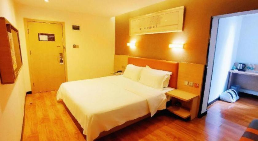 Bedroom 3, 7 Days Premium Guilin Liangjiang Sihu Central Plaza, Guilin