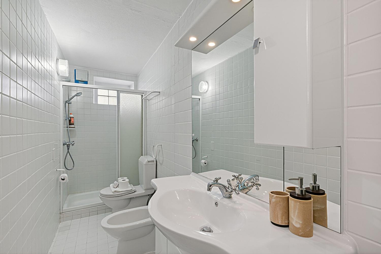 Shower 1, Charm Apartments Aldesago, Lugano