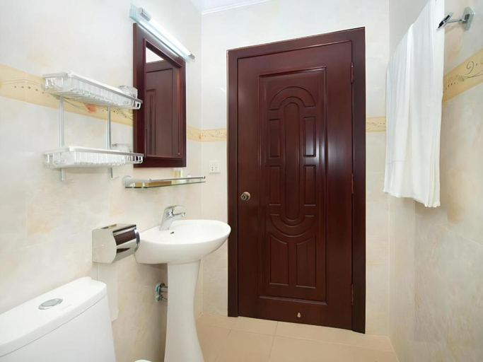 Bathroom, Jun Yue Hotel, Phnom Penh