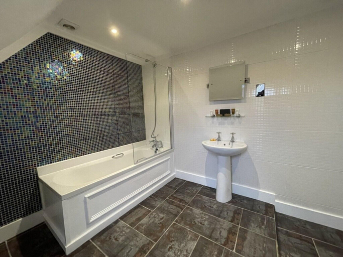 Bathroom 4, Castle Hotel, Carmarthenshire
