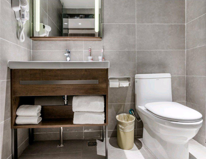 Bathroom 3, Hanting Hotel Shenzhen Longhua Bus Station, Shenzhen