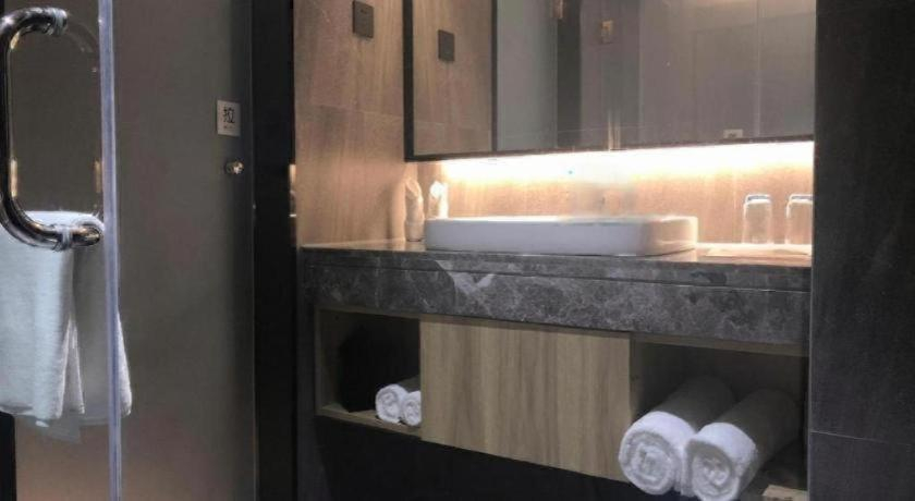 Bathroom 4, danfeng kelly hotel, Shenzhen