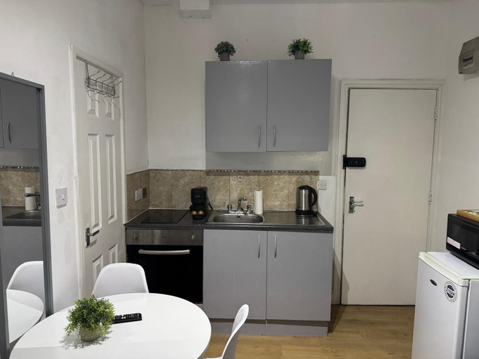 Shared kitchen 5, Cozy Flats Near Olympia and Westfield, London