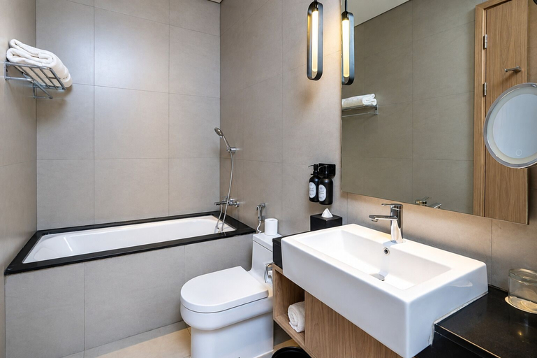 Bathroom 5, Mangkuluhur Residences by LORIN, South Jakarta