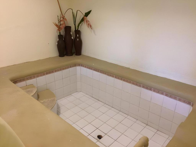 Bathroom, City of Springs Hotel, Los Baños