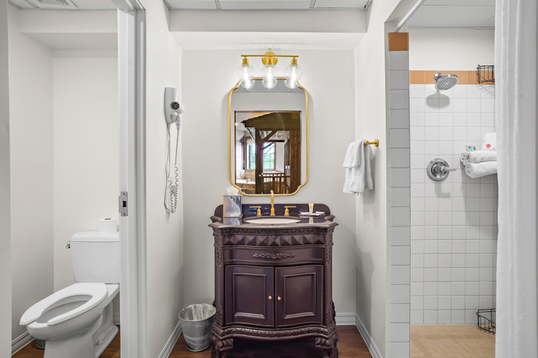 Bathroom 4, Chateau Avalon Hotel & Spa, Kansas City