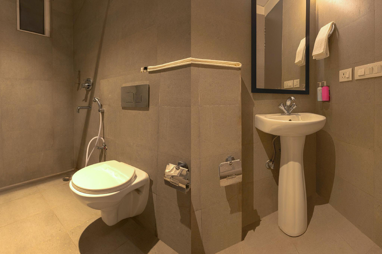 Bathroom, Yashobhoomi Hotel Tashree Delhi Airport, Delhi