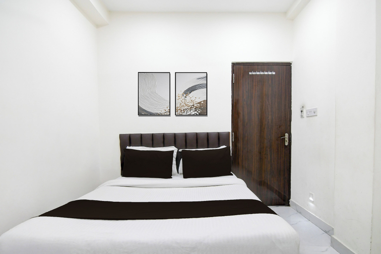 Room 5, Collection O Park Street Metro Station, Kolkata