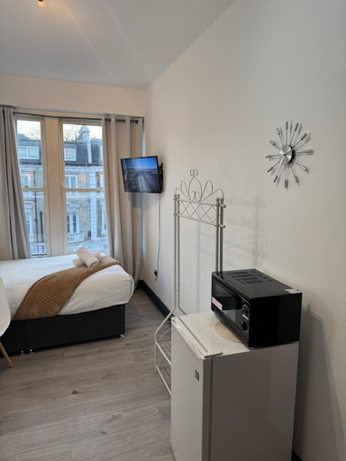 Room 3, Cozy Flats Near Olympia and Westfield, London