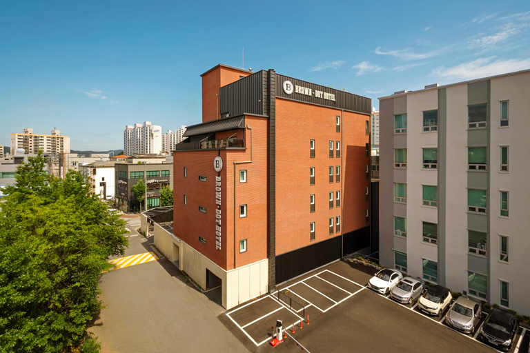 Exterior & Views
