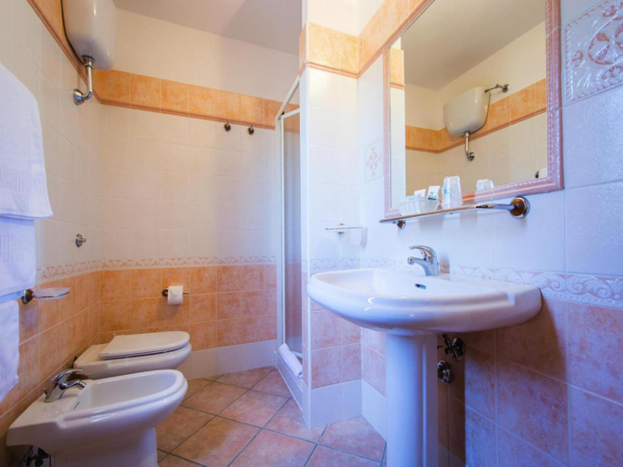 Bathroom, Apartment in Sos Alinos near Cala Liberotto, Nuoro