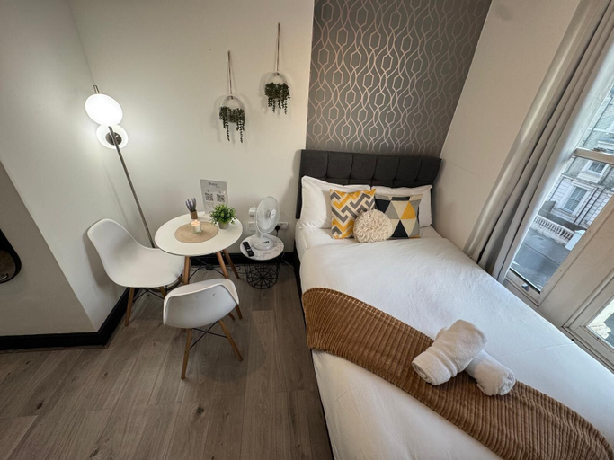Room 4, Cozy Flats Near Olympia and Westfield, London