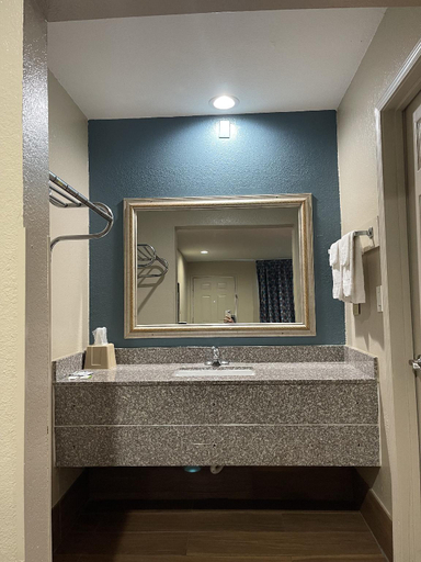 Bathroom 3, Deluxe Inn, Hinds