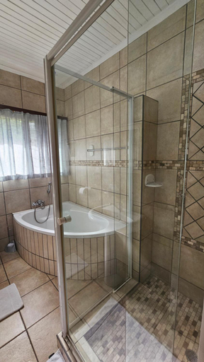Bathroom 4, Fisherman's 6-Bedroom Family Home, Umkhanyakude