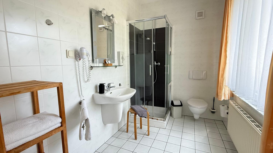 Bathroom, Kastanienhof Hotel garni, Vorpommern-Greifswald