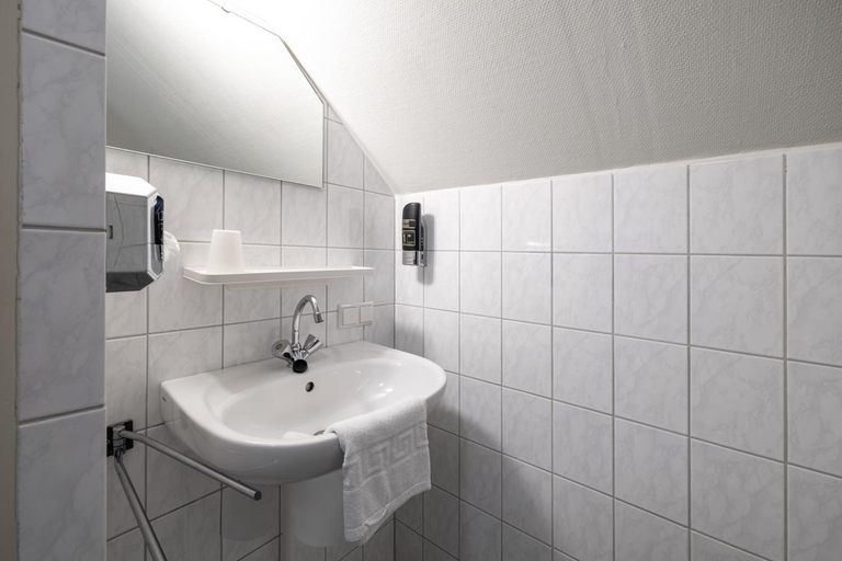 Bathroom 3, Strandhotel Wemeldinge, Kapelle