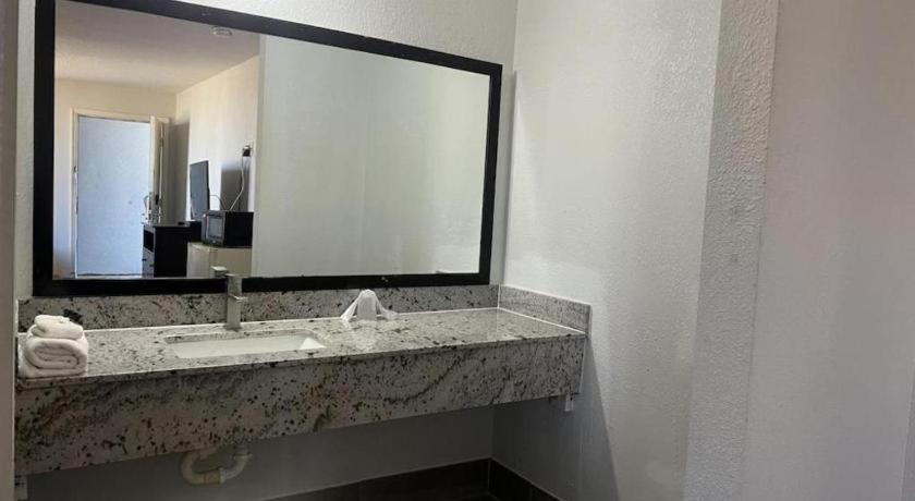 Bathroom 4, Scottish Inns Augusta, Richmond