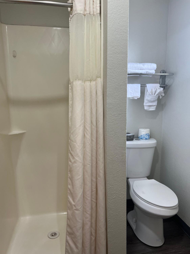Bathroom 3, Golden Eagle Motel, Siskiyou