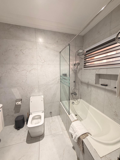 Bathroom 3, Sonia Hotel, Accra