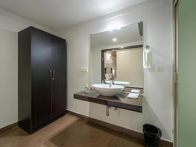 Bathroom 3, Shangri-La Jungle Village Resort, Uttara Kannada
