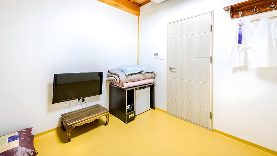 Bedroom, Daegu Seomun Hanok Guesthouse, Buk