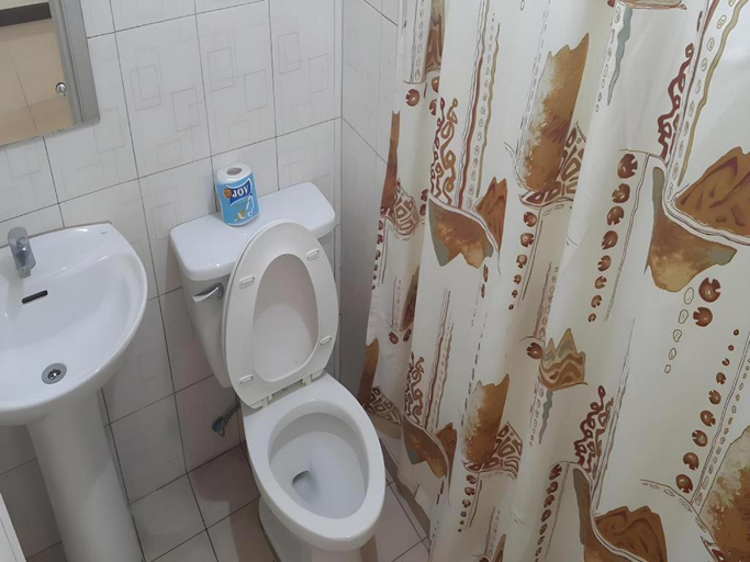 Bathroom, Apartelle de Francesca, Puerto Galera