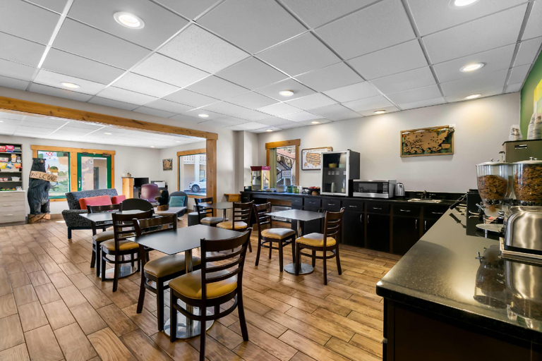 Food & Drinks 5, Quality Inn Downtown Helen, White