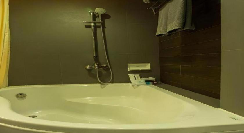 Bathroom 4, The Loft Seaside Sriracha Hotel, Si Racha