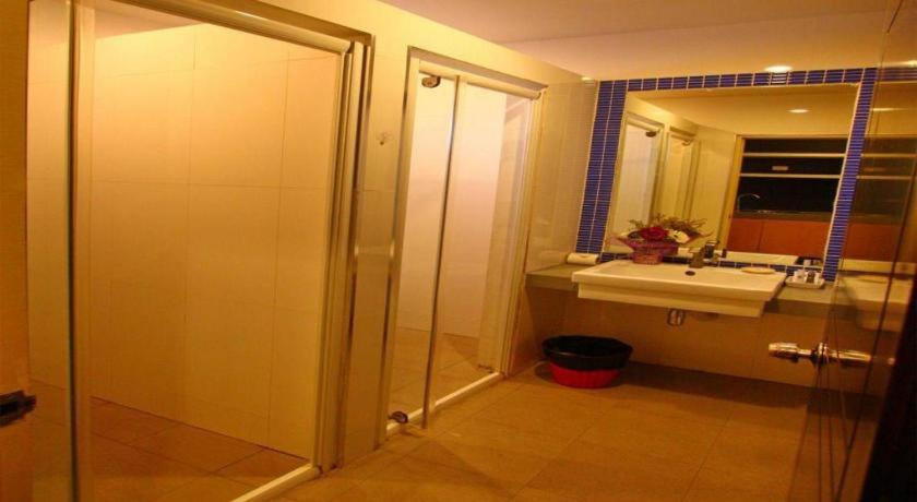 Bathroom 2, Royal King Suite, Bang Bo