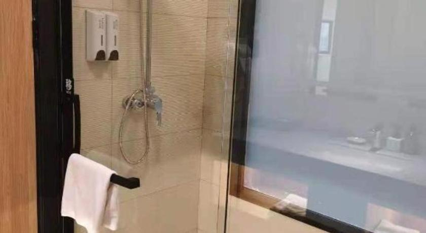 Bathroom 3, Green Tree Inn Shanxi Datong Lingqiu County Bus Station, Datong