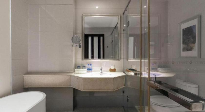 Bathroom, Shenzhen Jin Mao Yuan Hotel, Shenzhen