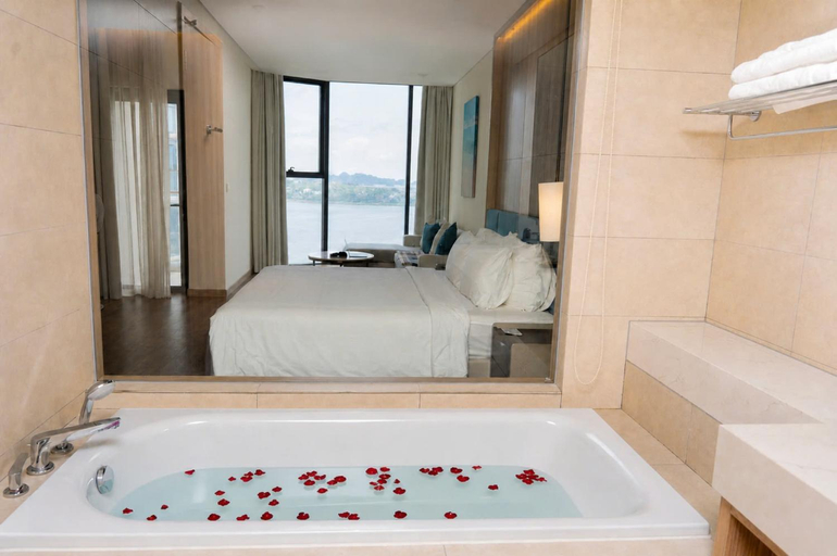 Bathroom 4, A La Carte Ha long Bay Apartment JUNHOME, Hạ Long