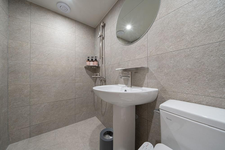 Bathroom 5, Guri Dams, Guri
