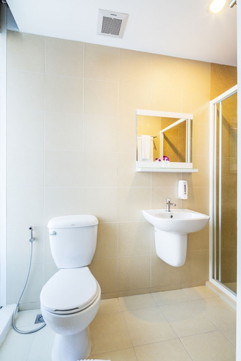 Bathroom 2, Solo Express Sukhumvit 81, Wattana
