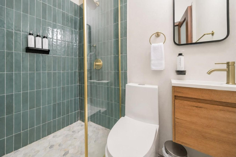 Bathroom 3, Room 9: Sleek & Serene Stay in San Juan