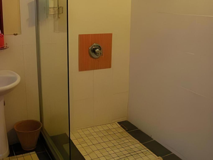 Bathroom 3, You Khin House, Phnom Penh