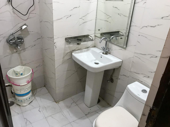 Bathroom, Hotel Ambassador, Reasi