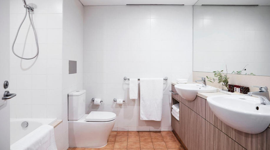 Bathroom 5, Desert Gardens Hotel, Petermann-Simpson