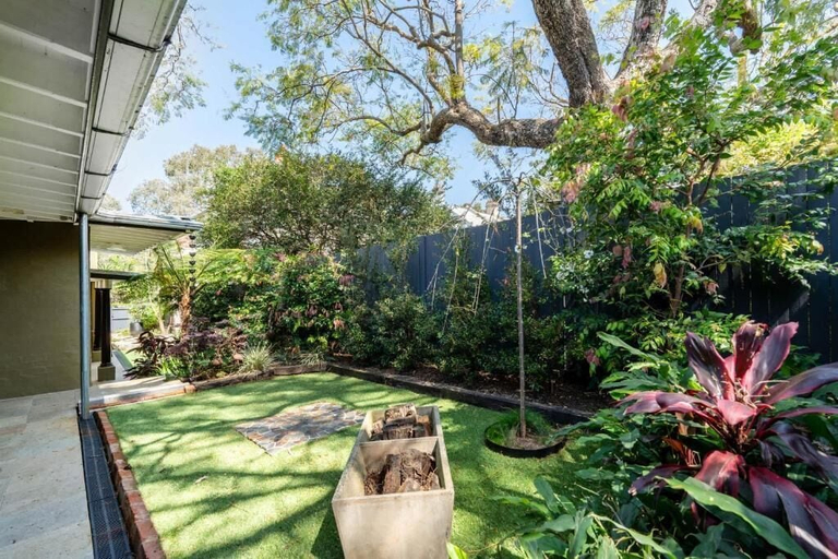 Property grounds, 18 Linthorpe Street, Sydney