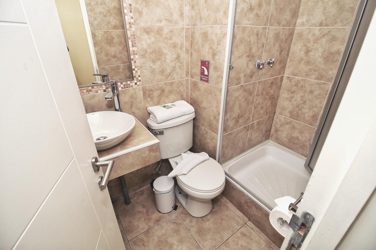 Bathroom, Hotel Costa Marfil Baquedano, Antofagasta