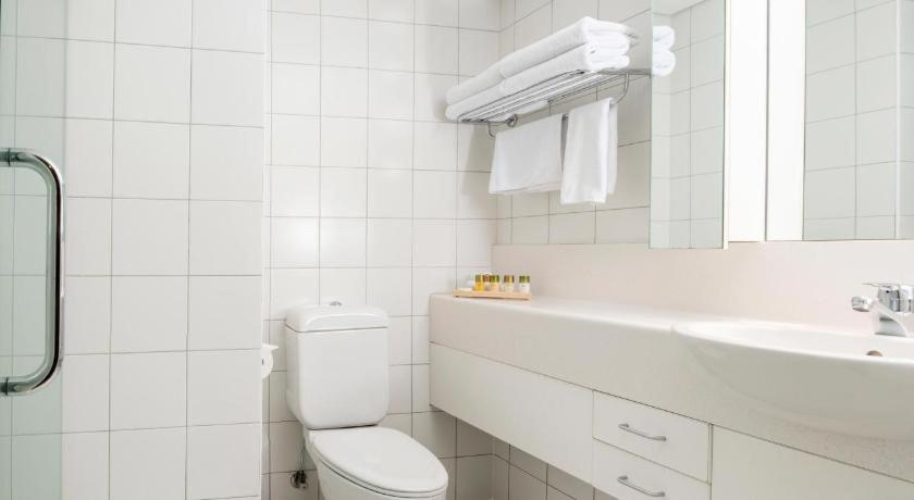 Bathroom 5, The Spencer Suites Auckland By Castle, Waitakere