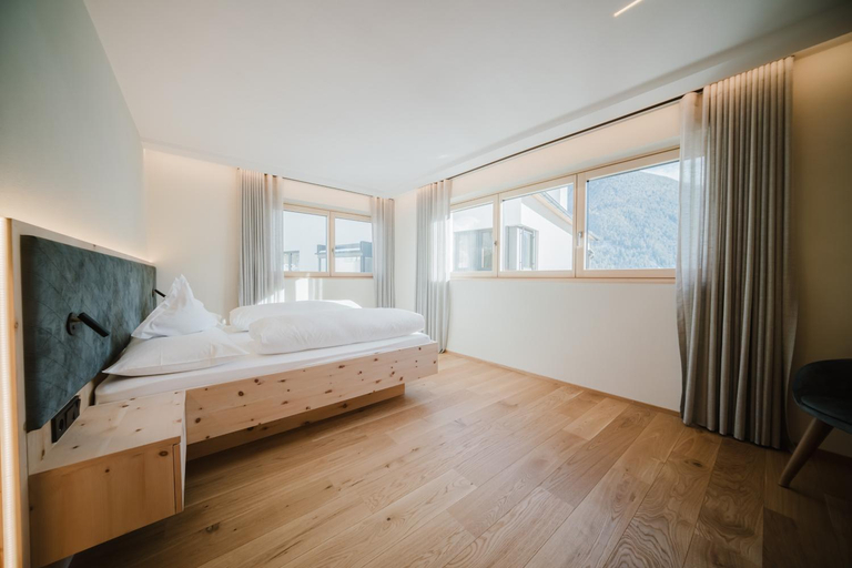 Bedroom 2, Hotel Sonne, Bolzano